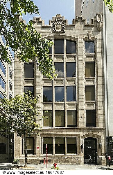 Alte renovierte Fassade eines mehrstöckigen Wohn- und Bürogebäudes aus dem Jahr 1910 aus hellbraunem Stein  Montreal  Quebec  Kanada. Dieses Bild ist Eigentum freigegeben. CUPR0356.