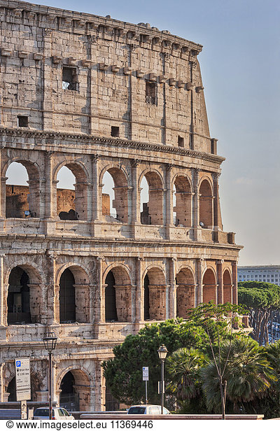Alte Ruinen eines Amphitheaters  Rom  Italien