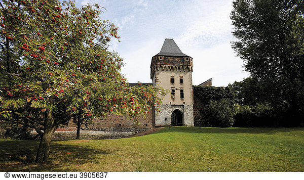 Alte Stadtmauer und Park von Zons  früher Feste Zons  Stadtteil der Stadt Dormagen  Niederrhein  Nordrhein-Westfalen  Deutschland  Europa