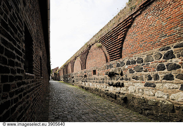 Alte Stadtmauer von Zons  früher Feste Zons  Stadtteil der Stadt Dormagen  Niederrhein  Nordrhein-Westfalen  Deutschland  Europa