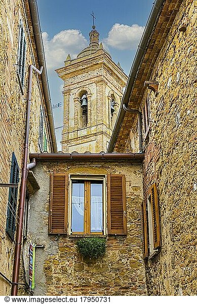 Alte Steinhäuser und Kirchturm  Castelmuzio  Toskana  Italien  Europa