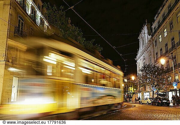 Alte Straßenbahn  Largo Chiado am Abend  Stadtteil Chiado  Lissabon  Adhaesionsbahn  Portugal  Europa