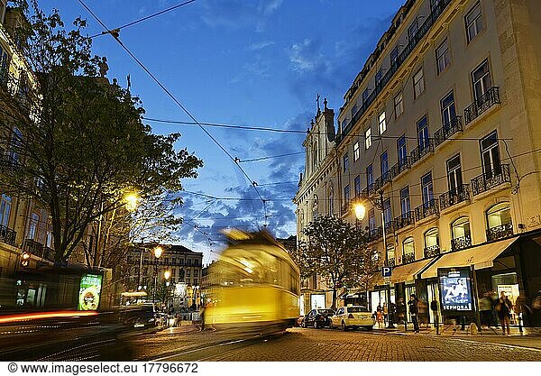 Alte Straßenbahn  Largo Chiado am Abend  Stadtteil Chiado  Lissabon  Adhaesionsbahn  Portugal  Europa