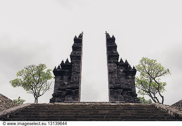 Alte Tempelruine gegen den Himmel in Bali