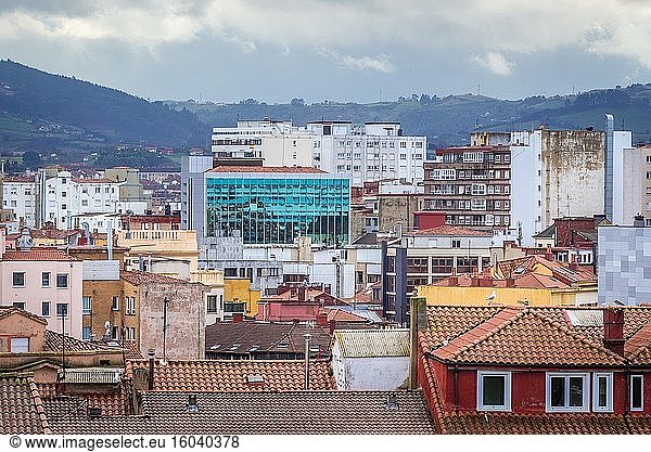 Alte und neue Gebäude in Cimavilla und im historischen Zentrum der Stadt Gijon in Spanien vom Hügel Santa Catalina aus gesehen.