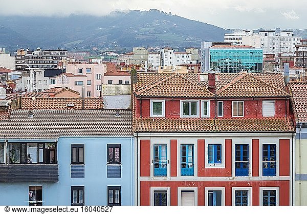 Alte und neue Gebäude in Cimavilla und im historischen Zentrum der Stadt Gijon in Spanien vom Hügel Santa Catalina aus gesehen.