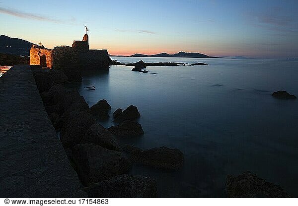 Alte venezianische Burg am Meer im Hafen von Naoussa  Insel Paros  Kykladen  Griechische Inseln  Griechenland  Europa.