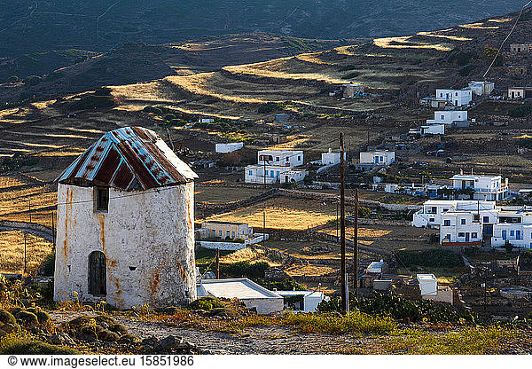 Alte Windmühle und Dorf Chora auf der Insel Kimolos in Griechenland.
