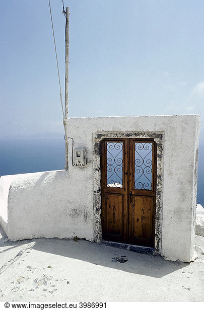 Alte Wohnungstüre  in freistehende Mauer eingebaut  Eingang zu einem tieferliegenden Haus  Ort Fira  Santorin  Thira  Kykladen  Griechenland  Europa