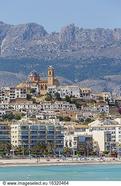 Altea  Costa Blanca  Provinz Alicante  Spanien. Gesamtansicht des Strandes  der Stadt und der Kirche von La Mare de D?u del Consol oder Our Lady of Solace.