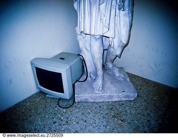 Alten Computer mit einer alten griechischen Statue aufgegeben
