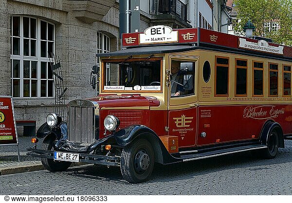 Alter Bus für Stadtrundfahrten  Weimar  Thüringen  Deutschland  Europa