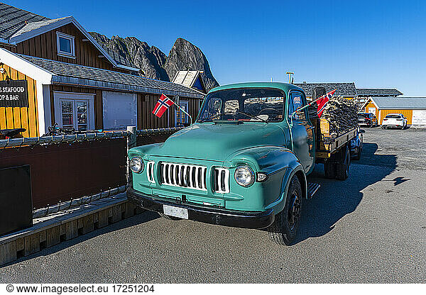 Alter Lastwagen  geparkt neben einem Haus im Hafen von Reine  Lofoten  Norwegen