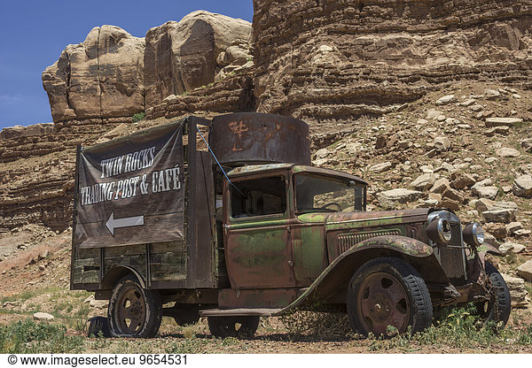 Alter Lieferwagen mit Werbung für das Twin Rocks Cafe  Bluff  Utah  USA  Nordamerika