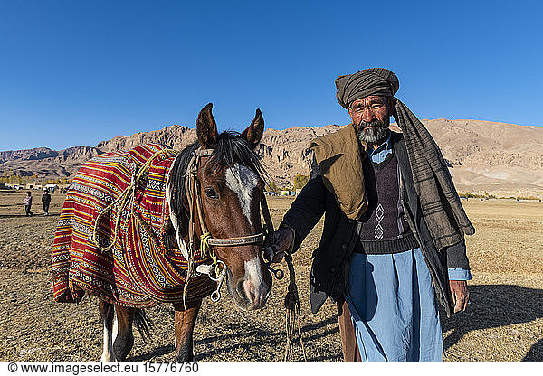 Alter Mann mit seinem Pferd bei einem Buzkashi-Spiel  Yaklawang  Afghanistan  Asien