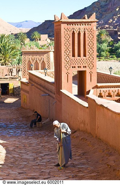 Alter Mann Reinigung der Straße am alten Ksar A•t Benhaddou  UNESCO World Heritage Site  Marokko  Nordafrika  Afrika
