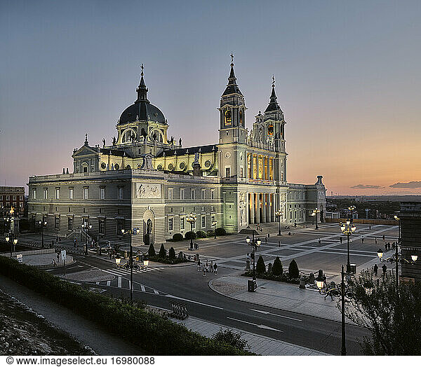 Alter Palast und Platz bei Sonnenuntergang