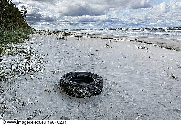 Alter Reifen am Strand der Frischen Nehrung zwischen den Dörfern Katy Rybackie und Skowronki  Danziger Bucht in der Ostsee  Polen.