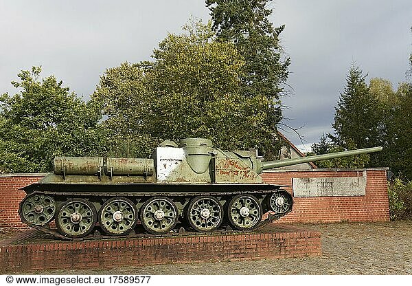 Alter russischer Panzer  Sowjetpanzer  Denkmal an der Straße zum ehemaligen Frauen KZ Ravensbrück  zur Erinnerung an die Befreiung durch die Rote Armee 1945  Fürstenberg Havel  Brandenburg  Deutschland  Europa