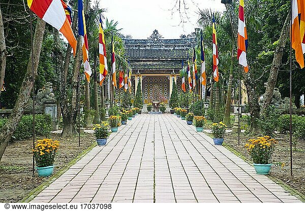 Alter Tempel in Hue  Vietnam. Hue ist eine historische Stadt in Zentralvietnam  berühmt für die zum UNESCO-Weltkulturerbe gehörende Kaiserstadt (Dai Noi) und die Gräber alter Kaiser wie das Grab von Tu Duc und das Grab von Khai Dinh.