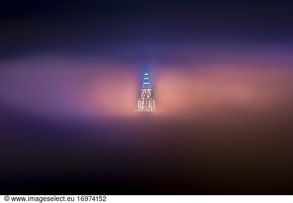 Alter Turm der Kathedrale  nachts in Nebel gehüllt  Toledo
