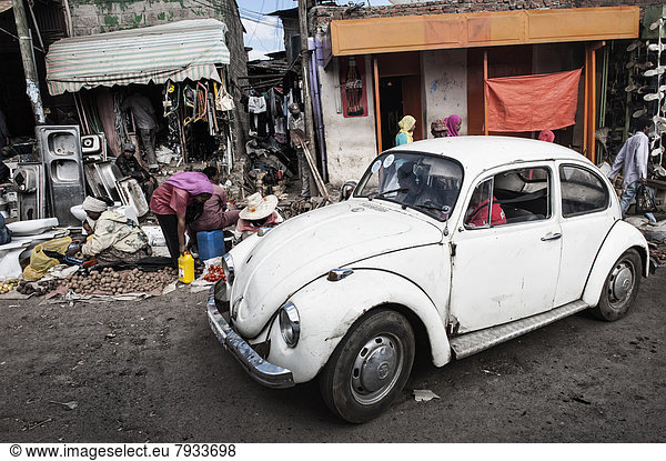 Alter Volkswagen Käfer  Straßenmarkt  Mercato von Addis Abeba