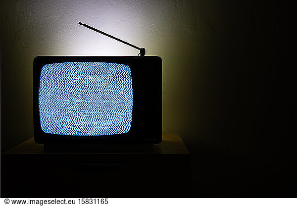 Altes  altes Fernsehgerät  isoliert auf dunklem Hintergrund ohne Signal und körniges Rauschen