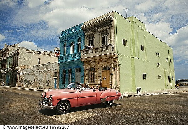 Altes amerikanisches Auto als Taxi vor den kolonialen Gebäuden in der Nähe der Malecon-Wasserpromenade  Havanna  La Habana  Kuba  Westindien  Mittelamerika.