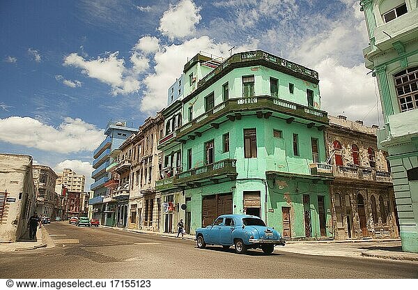 Altes amerikanisches Auto als Taxi vor den kolonialen Gebäuden mit Balkonen im Stadtteil Vedado  Havanna  La Habana  Kuba  Westindien  Mittelamerika.