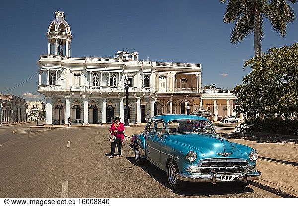 Altes amerikanisches Auto im Parque Jose Marti vor dem Ferrer-Palast-Palacio Ferrer im historischen Zentrum  Cienfuegos  Provinz Cienfuegos  Kuba  Westindien  Mittelamerika