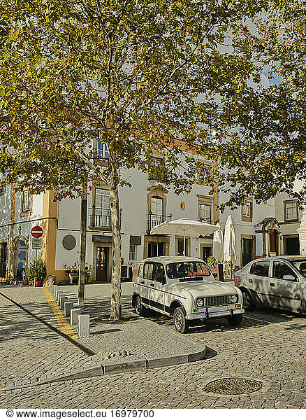 Altes Auto auf einem Stadtplatz auf dem Lande in Portugal