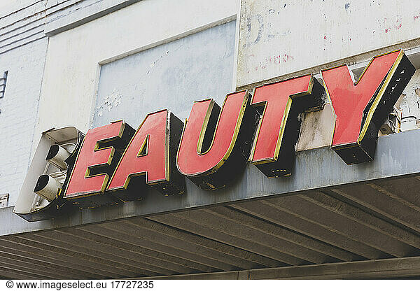 Altes BEAUTY-Schild vor einem verlassenen Kaufhaus  rote Schrift.