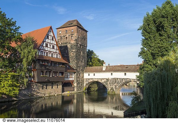 Altes Fachwerkhaus und Wasserturm an der Pegnitz  Nürnberg  Mittelfranken  Bayern  Deutschland  Europa