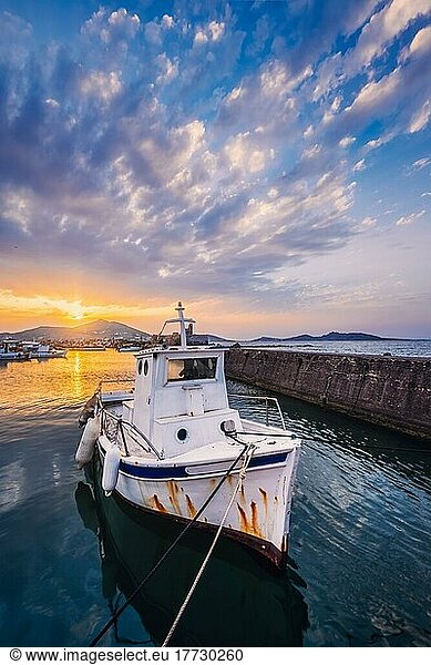 Altes Fischerboot im Hafen von Naousa bei Sonnenuntergang. Insel Paros  Griechenland  Europa