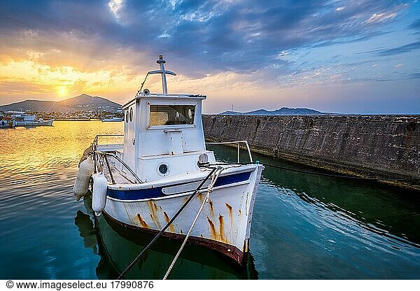 Altes Fischerboot im Hafen von Naousa bei Sonnenuntergang  Insel Paros  Griechenland  Europa