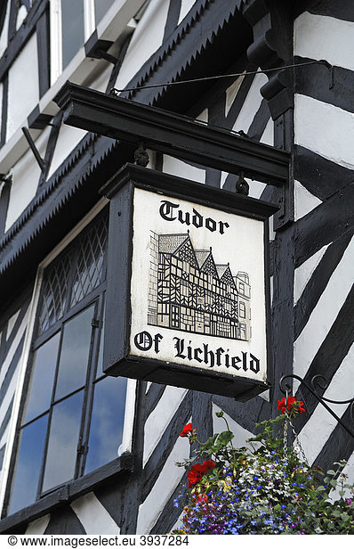 Altes Gasthausschild Tudor of Lichfield an einem Fachwerkhaus im Tudorstil  Bore Street  Lichfield  Staffordshire  England  Großbritannien  Europa