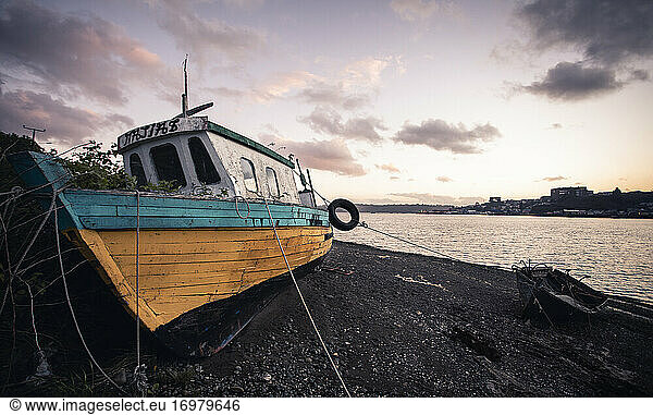 Altes Holzboot bei Ebbe in Castro  Chiloe  Chile