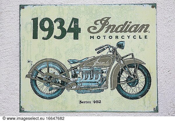 Altes Indian-Motorradschild von 1934 an der Außenwand eines Wohnhauses  Quebec  Kanada. Dieses Bild ist freigegebenes Eigentum. CUPR0321.