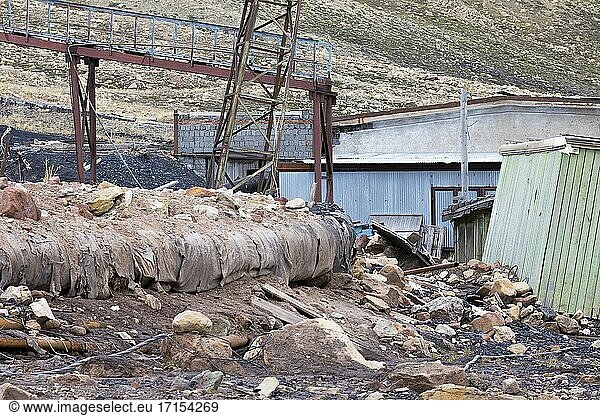 Altes Lager aus Ziegelsteinen. Die verlassene russische Bergbaustadt Piramida auf Svalbard wird fast täglich von Touristen besucht  die mit dem Schiff aus Longyearbyen kommen. Vieles ist zerstört  zerbrochen und vernichtet  was der empfindlichen  arktischen Umwelt schaden kann.