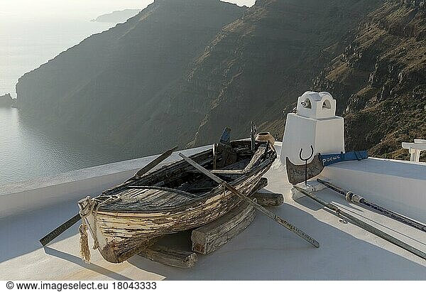 Altes Ruderboot auf Terrassendach  Firostefani  Santorin  Griechenland  Europa