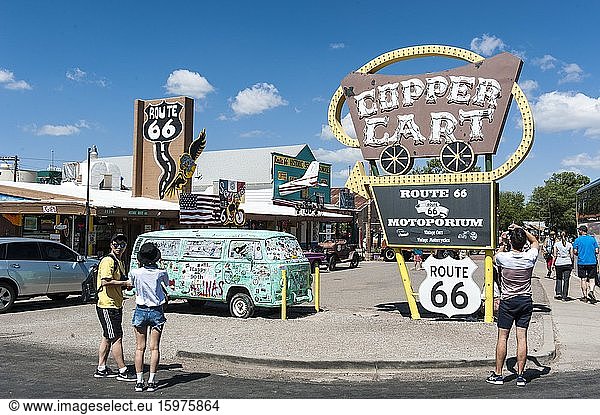 Altes Schild Copper Cart  alter VW-Bus Oldtimer  Historic Route 66  Seligman  Arizona  USA  Nordamerika