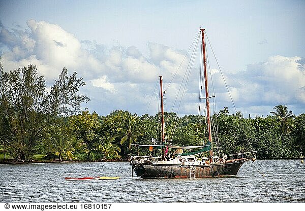 Altes Segelboot vor der tahitianischen Küste. Papeete Tahiti nui Französisch Polynesien Frankreich.