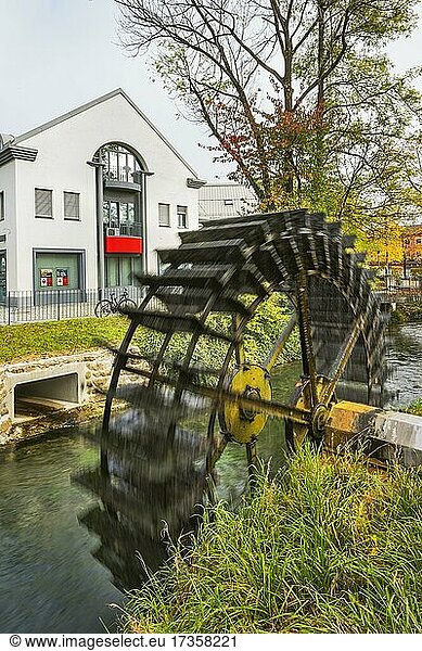 Altes Wasserrad  Bruckmu?hl  Oberbayern  Bayern  Deutschland  Europa