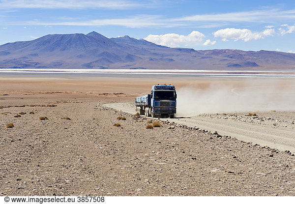 Altiplano Lastkraftwagen Potosi Bolivien Südamerika