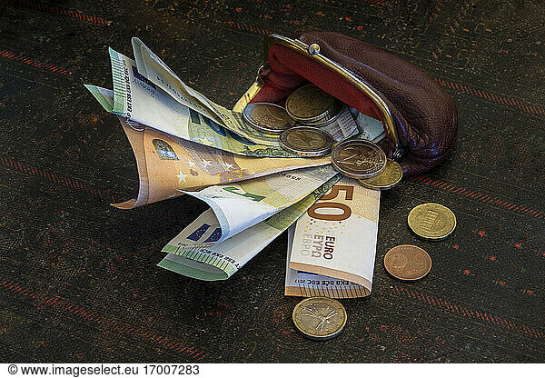 Altmodische Brieftasche mit Euro-Münzen und -Banknoten
