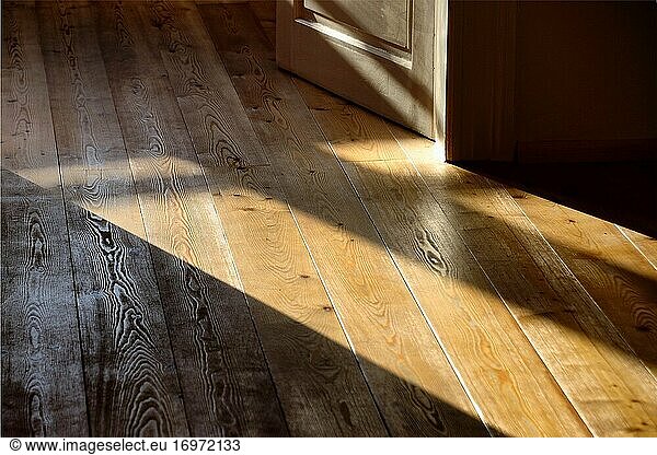 Altmodische Innenraumszene  offene Holztür  Sonnenschein auf Holzboden
