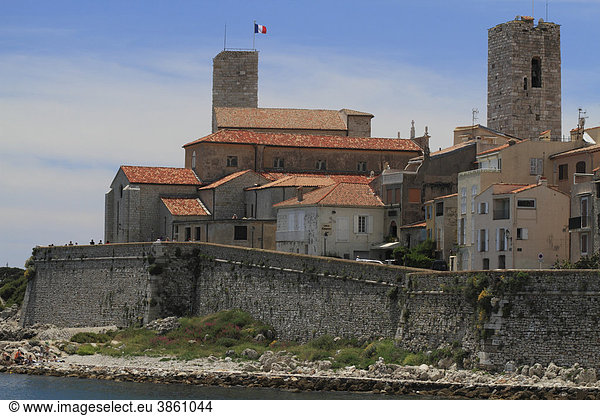 Altstadt Antibes mit Kathedrale und Stadtmauer  DÈpartement Alpes Maritimes  RÈgion Provence Alpes CÙte d'Azur  Frankreich  Europa