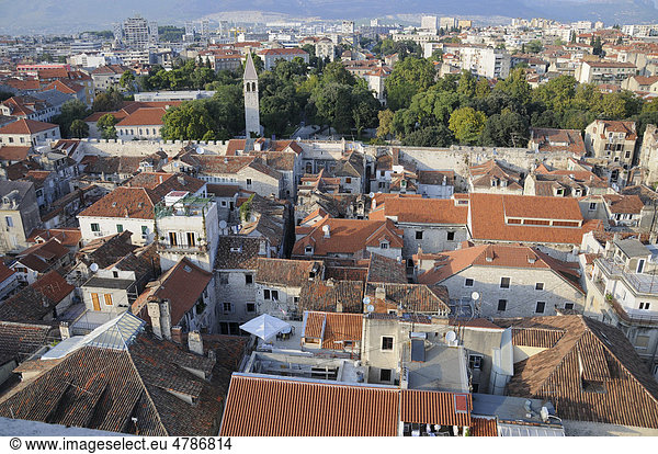 Altstadt  Blick über die Stadt vom Turm der Kathedrale Sveti Duje  Split  Republik Kroatien  Europa