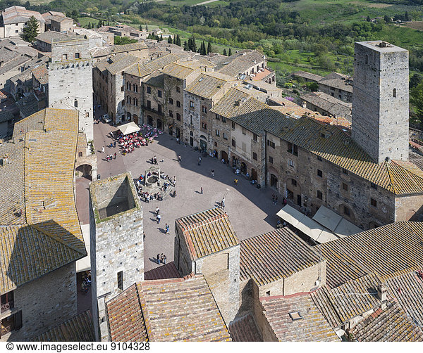 Altstadt  der Platz Piazza della Cisterna mit Türmen  San Gimignano  Toskana  Italien