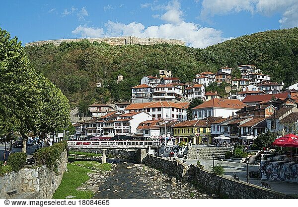 Altstadt  Fluss Bistrica  links die Festung  Prizren  Republik Kosovo  Balkan